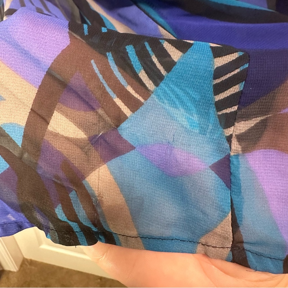 East 5th Woman blue black multi color button down shear top. Size 1X. Good. - Picture 5 of 6